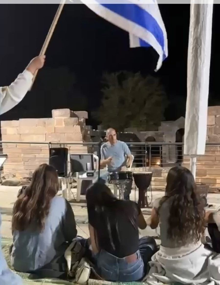 מעגל תופים בערב עם דגל
